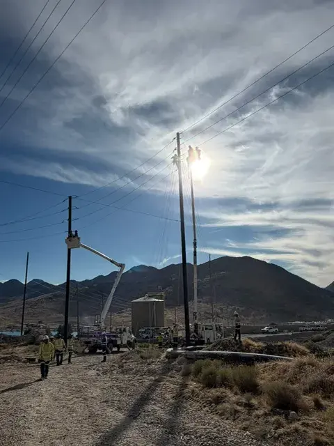 Overhead line structures in mountainous terrain